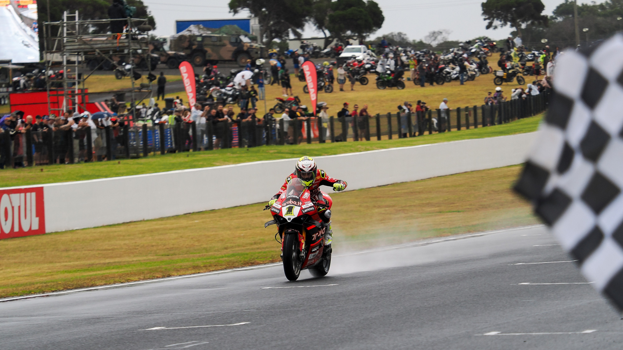 Superbike, Phillip Island Bautista apre le danze con la vittoria di Gara 1 sul bagnato